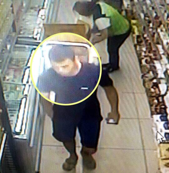 경남 창원시 용원동 뺑소니사고 운전자가 마트에서 물건을 사는 CCTV 화면. 장현덕씨 제공