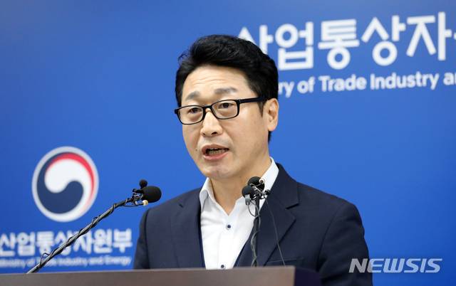 【세종=뉴시스】강종민 기자 = 이호현 산업통상자원부 무역정책관이 지난 17일 백색국가(수출 심사 우대국)에서 일본을 제외하는 '전략물자 수출입고시' 개정안을 18일부터 시행한다고 밝히고 있다. 2019.09.18.  ppkjm@newsis.com