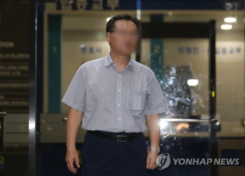 검찰조사 받고 귀가하는 조국 장관 처남 (서울=연합뉴스) 김주성 기자 = 조국 법무부 장관 가족이 투자한 사모펀드 운용사인 코링크의 주주이자 투자자인 조 장관의 처남 정모(56)씨가 서울 서초동 서울중앙지검에서 조사를 받은 뒤 16일 새벽 귀가하고 있다. 2019.9.16 utzza@yna.co.kr