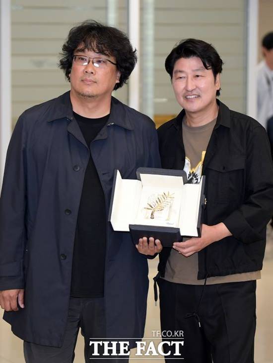 봉준호 감독(왼쪽) 연출, 송강호가 주인공을 맡은 영화 '기생충'이 제72회 칸 국제영화제에서 최고상인 황금종려상을 받았다. /이선화 기자