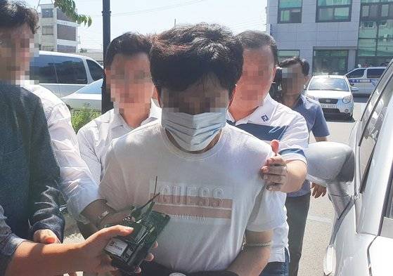 전북 익산의 한 원룸에서 20대 지적장애 여성을 살해한 뒤 야산에 암매장한 혐의를 받는 피의자 중 1명이 19일 법원에서 구속 전 피의자 심문(영장실질심사)을 받고 군산경찰서로 들어가고 있다. [뉴스1]