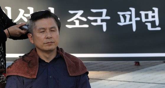 자유한국당 황교안 대표가 16일 오후 청와대 앞 분수대 광장에서 '조국 법무부 장관 파면 촉구' 삭발식을 하고 있다. [연합뉴스]