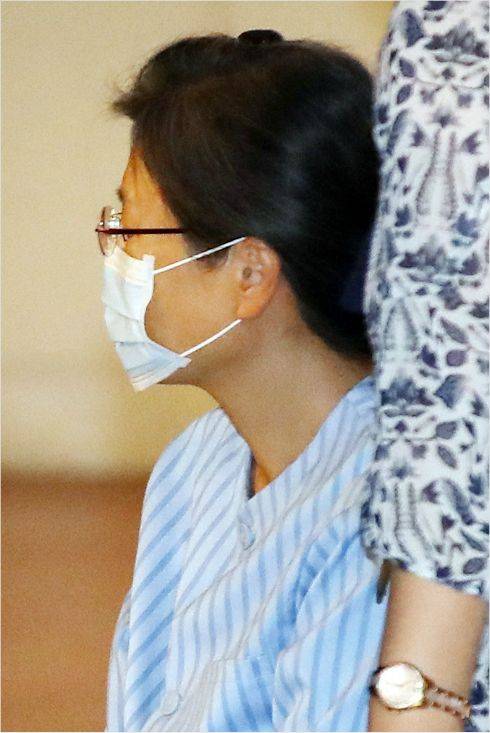 국정농단 사건으로 2년 5개월째 구속 수감 중인 박근혜 전 대통령이 16일 어깨 부위 수술을 받기 위해 서울성모병원으로 들어서고 있다. (사진=연합뉴스 제공)