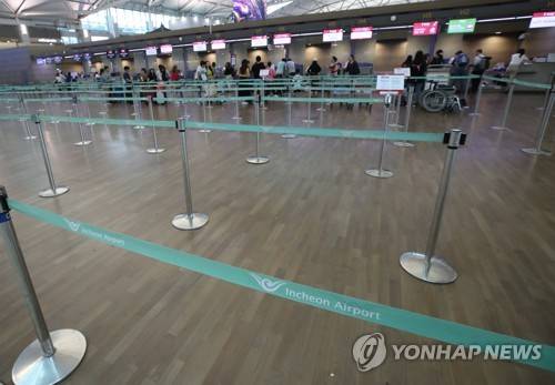 지난 4일 인천국제공항 탑승수속 카운터가 일본행 항공기 수속 시간임에도 비교적 한산한 모습 [연합뉴스 자료사진]