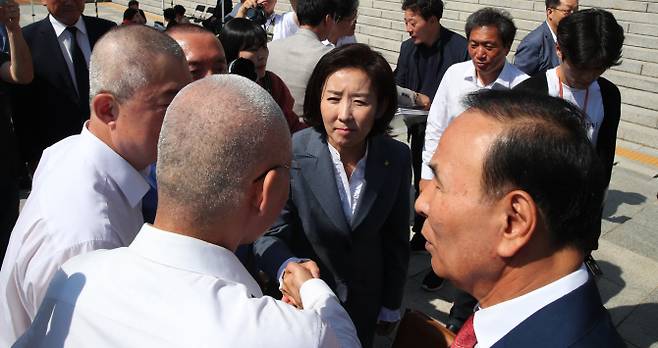 19일 삭발식을 마친 이만희, 김석기, 최교일, 송석준, 장석춘 의원을 격려하는 나경원 자유한국당 원내대표 (사진=연합뉴스)