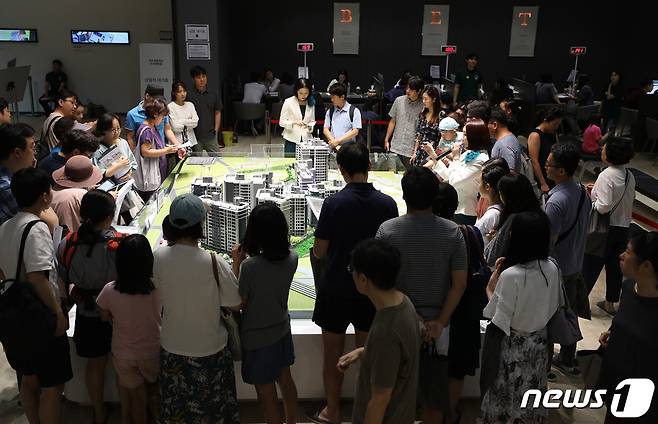 지난달 서울에서 분양한 한 아파트의 모델하우스를 찾은 방문객들의 모습.© News1 신웅수 기자
