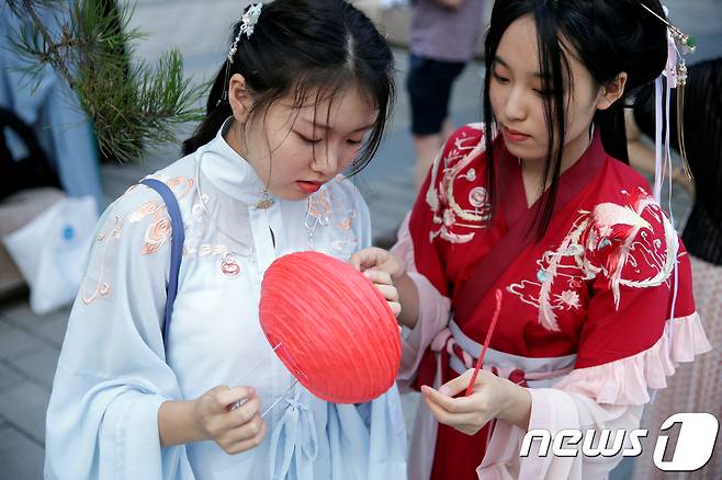 한푸를 차려입은 중국 젊은 여성들. © 로이터=뉴스1