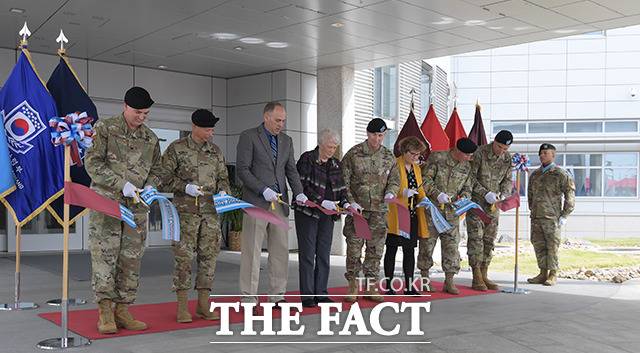 로버트 에이브럼스 주한미군사령관(왼쪽에서 다섯번째)과 미8군 65의무 여단 및 병원 관계자들이 20일 오전 경기도 평택 주한미군기지 캠프 험프리스에서 열린 '브라이언 D. 올굿 육군 병원과 외래진료 센터' 개원식에 참석해 테이프 커팅식을 하고 있다. /평택=이선화 기자
