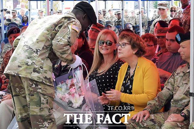 콜로넬 제인 올 굿 부인에게 꽃다발 전달