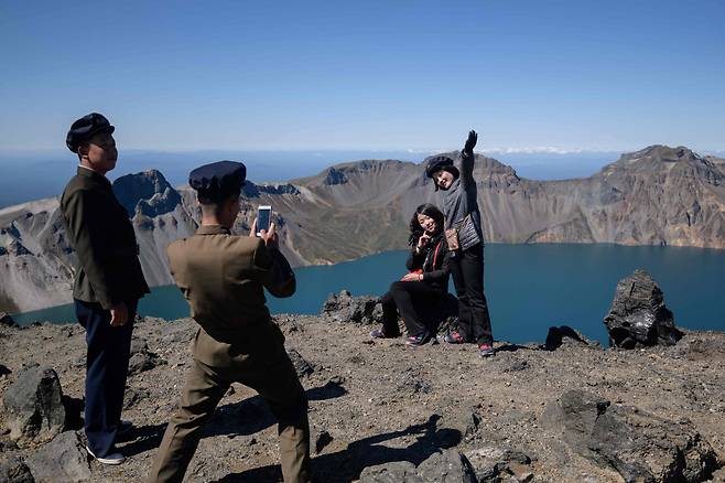 지난 11일 백두산 정상에서 북한 학생들이 기념촬영을 하고 있다. [AFP=연합뉴스]