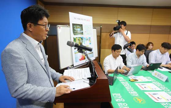 지난 2017년 7월 5일 서울지방경찰청에서 열린 기자회견에서 서울시경 형사과 중요미제사건수사팀장인 정지일 경감이 15년 동안 장기미제 사건으로 남아있었던 서울 구로구 가리봉동 호프집 살인사건 범인 검거 브리핑을 하고 있다. [연합뉴스]