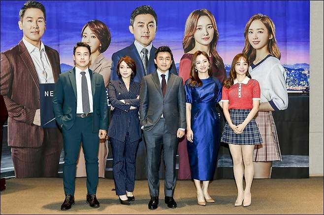 ▲ 채널A는 20일 오후 2시 서울 마포구 상암동 스탠포드호텔 2층 스탠포드룸에서 '뉴스A' 개편 기자간담회를 열었다. 왼쪽부터 김진 기자, 여인선 앵커, 동정민 앵커, 조수빈 앵커, 윤태진 앵커. 사진=채널A 제공