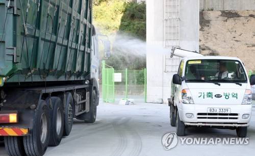 아프리카돼지열병 차단 방역 (영주=연합뉴스) 19일 경북 영주 거점소독시설에서 방역 차량이 아프리카돼지열병 차단을 위해 사료 차량을 소독하고 있다. 2019.9.19 [경북도 제공. 재판매 및 DB 금지] haru@yna.co.kr