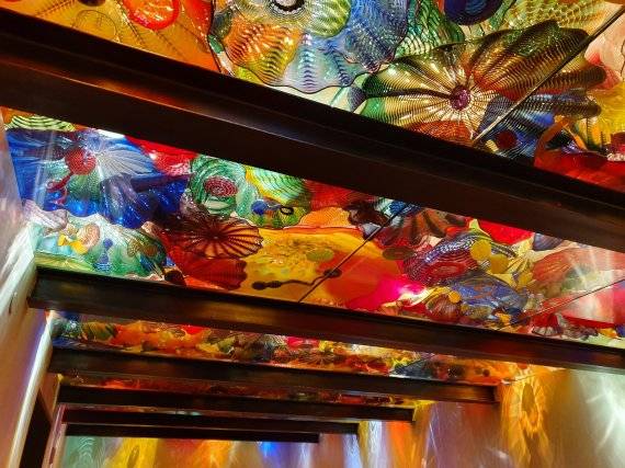 유리 공예품을 천정 유리 속에 모아놓은 '페르시안 실링.' 사진=윤재준기자