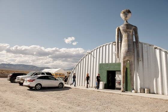방문객들이 19일(현지시간) 미국 네바다주 히코 '외계인 고속도로'에 있는 관광지인 '외계인 연구센터'에 도착하고 있다. [AFP=연합뉴스]
