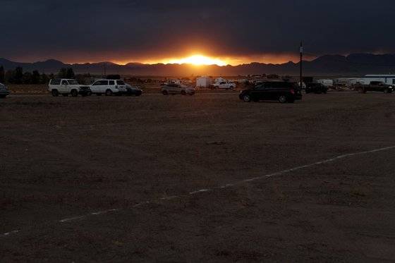 '51 구역 습격' 이벤트 참가자들이 19일(현지시간) 미국 네바다주 레이철에 도착해 캠프를 차리고 있다. [AFP=연합뉴스]
