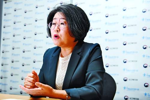 장화정 중앙아동보호전문기관장이 17일 서울 역삼동 사무실에서 국민일보와 인터뷰하고 있다. 그는 “부모의 징계권을 완전히 폐지해 아이에 대한 체벌이 필요하다는 인식을 없애야 한다”고 말했다. 윤성호 기자