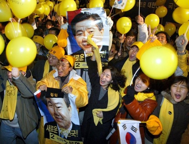 2002년 12월 19일 밤 노무현 대통령 당선자의 승리가 확실시 되자 광화문에 모여있던 '노사모(노무현을 사랑하는 사람들) 회원들이 노란 풍선을 흔들며 기뻐하고 있다. /조선일보DB