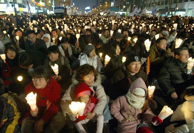 2002년 12월 31일 밤 서울 종로거리에 모인 시민들이 미군 장갑차에 숨진 효순·미선양을 추모하며 촛불로 거리를 밝히고 있다. /조선일보DB