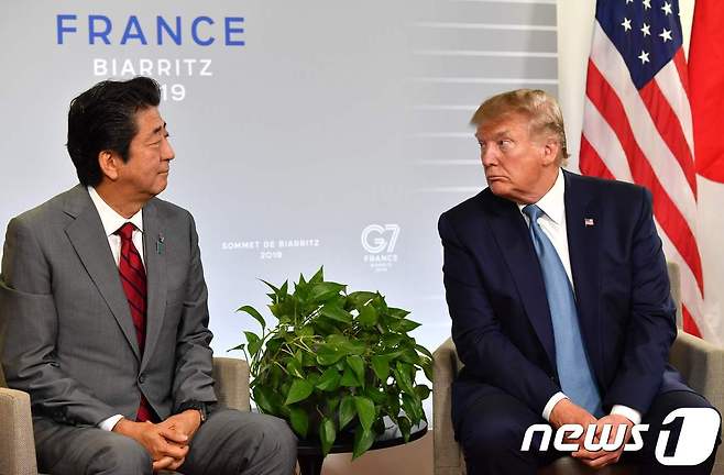 도널드 트럼프 미국 대통령(오른쪽)과 아베 신조 일본 총리가 지난달 25일(현지시간) 프랑스 비아리츠에서 열린 선진 7개국(G7) 정상회의 참석을 계기로 정상회담을 하고 있다. © AFP=뉴스1