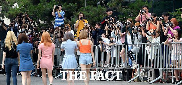 아이돌을 직접 찍은 사진을 올리는 사람을 '찍덕(사진 찍는 덕후)' 또는 '홈마(홈마스터·연예인의 고퀄리티의 사진과 동영상을 촬영하여 자신의 홈페이지에 올리는 사람)'라고 부른다. 지난달 9일 서울 여의도 KBS 신관 공개홀에서 열린 '뮤직뱅크' 리허설에서 '찍덕'들이 여자 아이돌의 모습을 카메라에 담고 있다. /이효균 기자