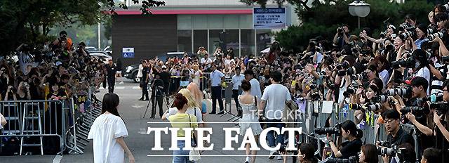 덕후들은 원하는 굿즈가 없을 때 직접 제작에 나서는데 이 과정에서 중요한 것이 스타의 다양한 모습을 담은 사진이다. 덕분에 한국 팬들의 촬영 실력은 수준급으로 정평이 났다.