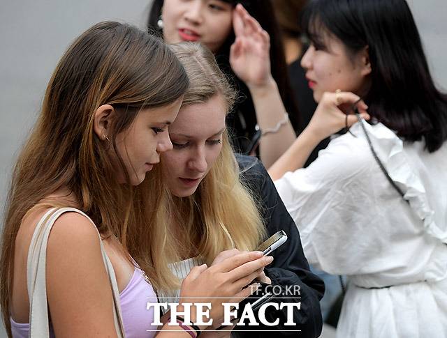 자신이 찍은 사진을 고르고 있는 외국인 팬들.