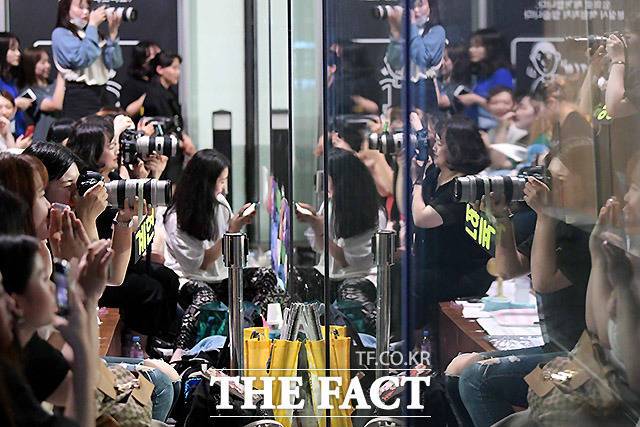 자신이 좋아하는 연예인들을 촬영하며 '무아지경'에 빠진 모습.