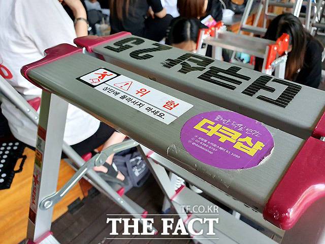 '찍덕' 덕분에 사다리, 카메라 등을 빌려주는 업체도 성업중이다.