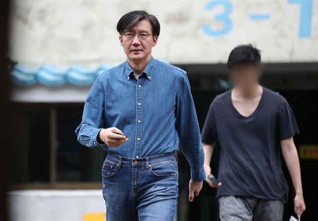 조국 법무부 장관이 22일 오후 서울 서초구 방배동 자택에서 아들과 함께 자택을 나서고 있다. 연합뉴스