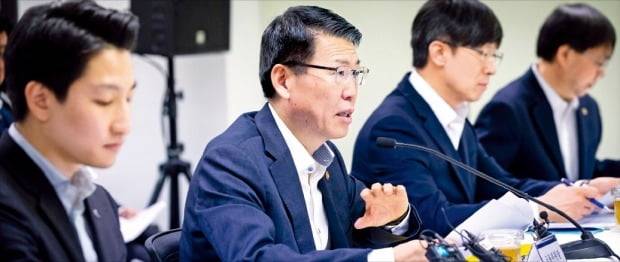 은성수 금융위원장(왼쪽 두 번째)은 지난 20일 서울 태평로 중앙서민금융통합지원센터를 방문해 “올해 햇살론17 공급 규모를 두 배로 확대하겠다”고 밝혔다. 햇살론17은 저소득층과 저신용자에게 연 17.9% 금리, 700만원 한도로 돈을 빌려주는 정책대출 상품이다.  /금융위원회  제공