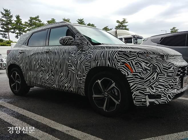 트레일블레이저 측면. 현대차 코나처럼 주간주행등이 윗쪽, 헤드램프는 아랫쪽에 자리잡은 콤포지트 램프 방식을 택했다.