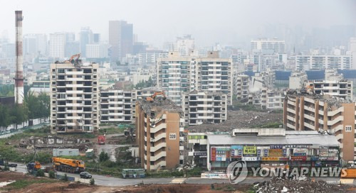 발등에 불 떨어진 재건축·재개발 (서울=연합뉴스) 이정훈 기자 = 지난 8월 12일 오후 철거 공사가 한창인 서울 강동구 둔촌 주공 아파트. 2019.8.12 uwg806@yna.co.kr