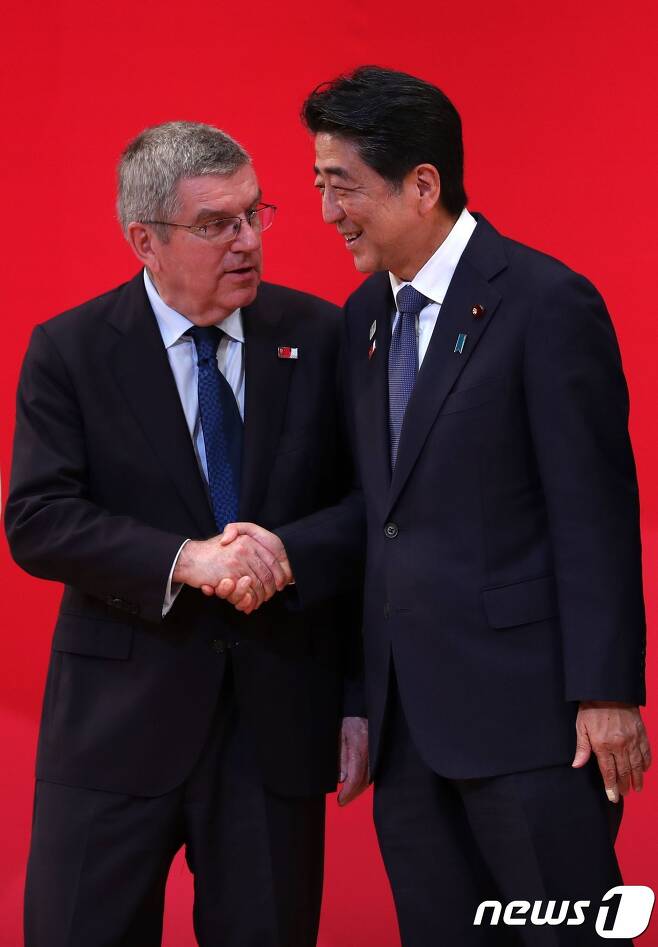 토마스 바흐 국제올림픽위원회(IOC) 위원장(왼쪽)과 아베 신조 일본 총리 <자료사진> © AFP=뉴스1