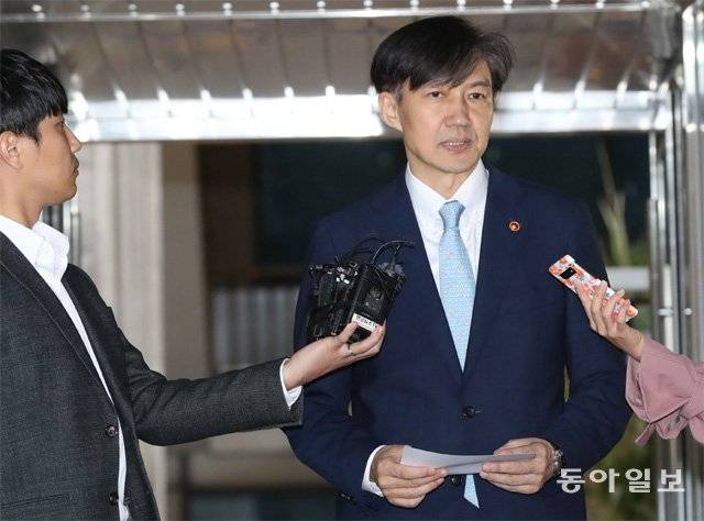 23일 현직 법무부 장관으로는 처음으로 검찰의 자택 압수수색을 받은 조국 법무부 장관이 이날 오후 6시 30분경 
법무부가 있는 정부과천청사를 나서며 기자들에게 입장을 밝히고 있다. 조 장관은 “드릴 말씀이 없다”면서도 “강제 수사를 경험한 
국민의 심정을 절실히 느낀다”고 했다. 과천=김재명 기자 base@donga.com