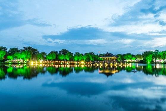 외국인 특별상 수상작 '부여 궁남지 일몰'(몬달 슈브라). 잔잔한 연못 위로 궁남지 포룡정이 비치는 고즈넉한 사진이다. [사진 한국관광공사]