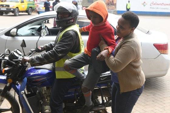 케냐 학교붕괴 사고 현장에서 구조된 한 어린이가 23일 인근 병원에 도착하고 있다.[AFP=연합뉴스]