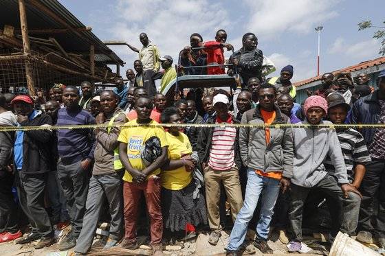 23일 사고현장을 찾은 주민들이 침통한 표정으로 구조작업을 지켜보고 있다.[로이터=연합뉴스]