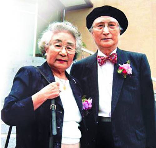 구두회 장로와 부인 김경환 장로가 2006년 결혼 60주년을 맞아 남산교회에서 감사예배를 드린 뒤 포즈를 취했다. 국민일보DB