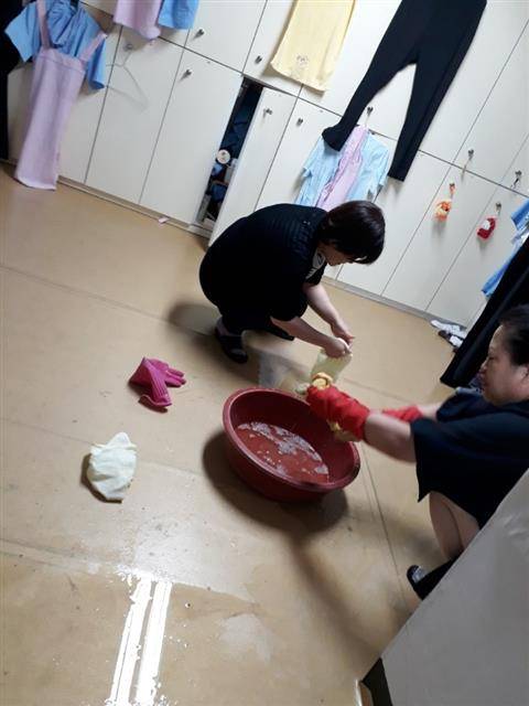 서울대 학생식당과 카페 등에서 일하는 민주노총 전국대학노조 서울대지부 소속 생활협동조합 노동자들이 23일 서울대 관악캠퍼스 행정관 앞에서 기자회견을 열고 임금 인상과 노동 환경 개선을 요구하며 무기한 파업을 선언했다. 생협 직원 탈의실 휴게실에서 천장에 고인 물이 떨어지자 직원들이 걸레로 닦아 내고 있다.민주노총 제공