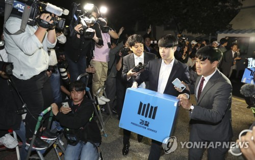 압수수색 마치고 조국 자택 나서는 검찰 (서울=연합뉴스) 한종찬 기자 = 지난 23일 오후 서울 서초구 방배동 조국 법무부 장관의 자택에서 검찰 관계자들이 압수 수색을 마치고 밖으로 나서고 있다. saba@yna.co.kr
