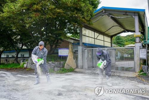 방역 중인 농가 [연합뉴스 자료사진]