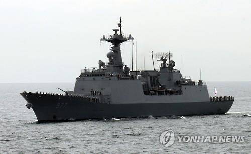 2015년 10월 15일 일본 가나가와(神奈川)현 앞 사가미(相模)만 해상에서 열린 일본 해상자위대 관함식 사전 행사에 한국 해군의 대조영함이 참가하고 있다. [연합뉴스 자료사진]