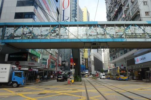 홍콩 코스웨이베이역 근처 육교의 유리벽면은 홍콩 시위를 지지하는 레넌 월로 변신했다. /홍콩=김남희 특파원