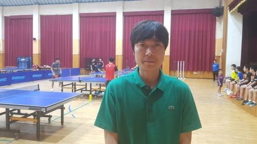 단독사진을 잘 안 찍다는 김인수 감독을 설득해 한 장 찍었다.