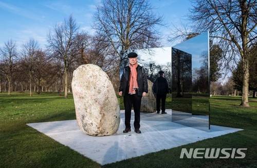 【서울=뉴시스】 이우환 화백이 영국 런던 써펜타인 갤러리 앞에 설치된 신작 ‘Relatum-Stage’ 앞에서 기념 사진을 촬영하고 있다. 사진= 박혜영