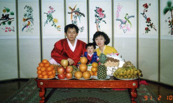 ‘이때는 몰랐다, 가난이란 것’ 1991년 2월 서울 성수동 친할아버지댁에서 열린 장지창씨의 돌잔치 모습. 장씨는 이날 돌잡이에서 연필을 골랐다.  장지창씨 제공