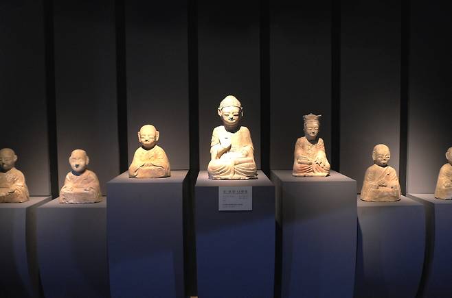 박물관 2층에는 광주 전남 지역 옛 절터 등에서 옮겨온 수준높은 불교 문화 소장품 등도 많이 전시되어 있다