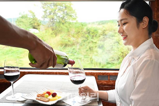 국내 최초의 호텔식 관광전용 열차 ‘해랑’은 카페와 레스토랑 칸인 ‘선라이즈’와 이벤트 공간 ‘포시즌’에서 와인과 음료 등 다양한 음식들을 무제한으로 맛볼 수 있다.