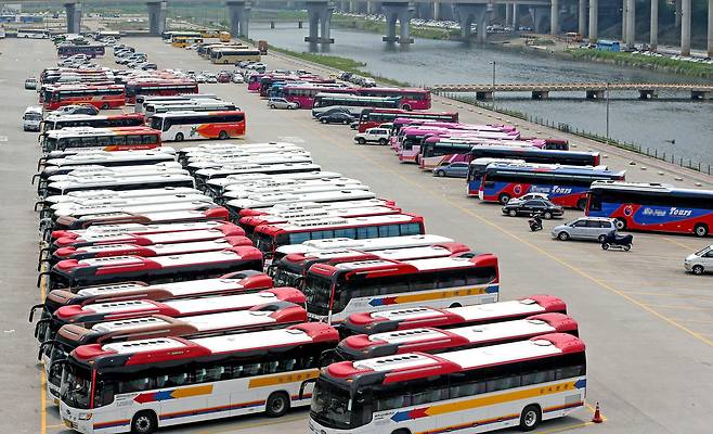 항공사들은 커퓨 회항이 발생하면 승객들에게 긴급수배한 전세버스를 교통편으로 제공한다. [중앙포토]